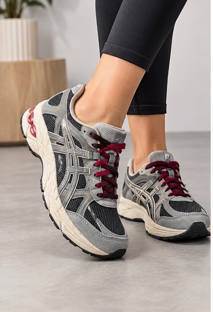 Sneakers γκρι-μπεζ και μπορντό λεπτομέρειες 