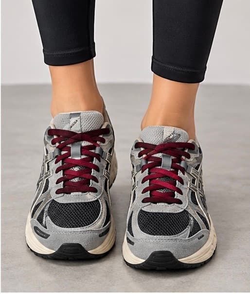 Sneakers γκρι-μπεζ και μπορντό λεπτομέρειες 