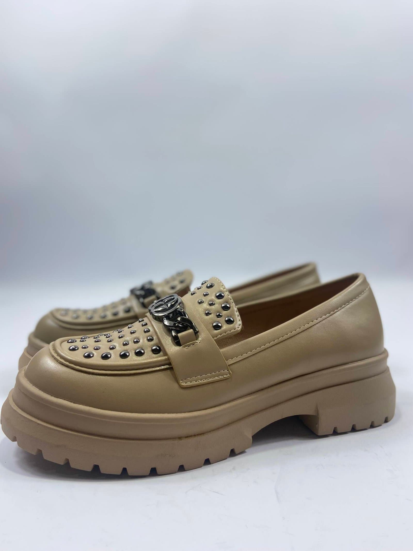 Loafers μπεζ με ασημί τρουκς
